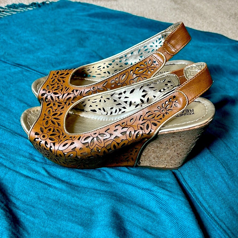 KENNETH COLE BROWN FLOWER WEDGE SLING BACKS